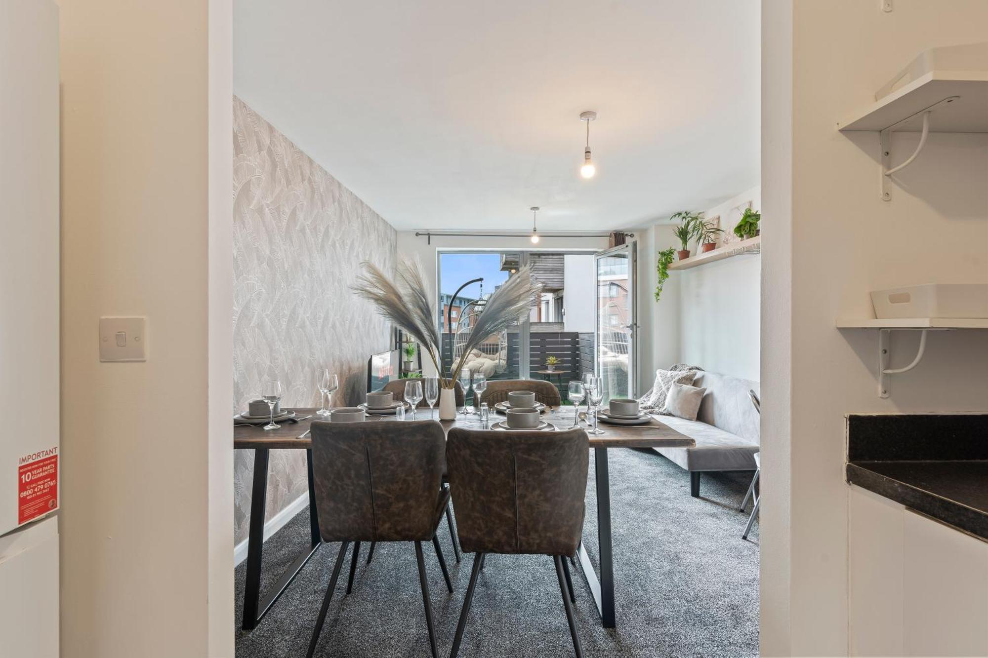 Desert Oasis 2 Bed 2 Bath Free Parking - Netflix Birmingham